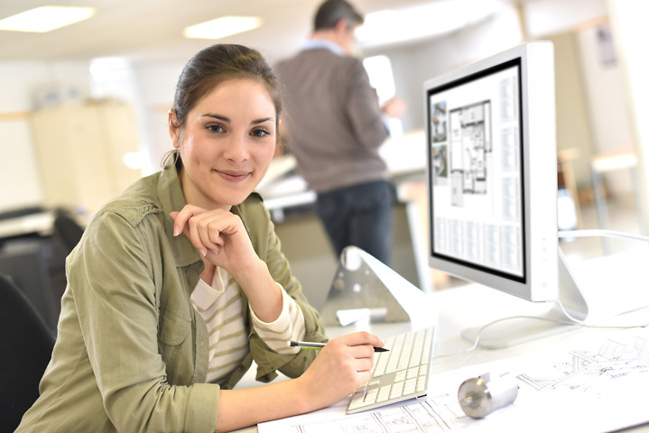 Duale Studentin arbeitet an Architekturprojekt.jpg