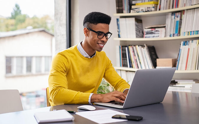 Student passt die Seitenränder seiner Bachelorarbeit an Student passt die Seitenränder seiner Bachelorarbeit an