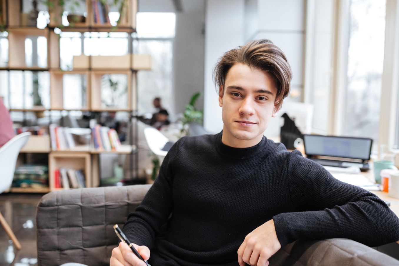 Matrikelnummer – Student sitzt in Bibliothek