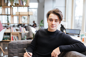 Matrikelnummer – Student sitzt in Bibliothek Matrikelnummer – Student sitzt in Bibliothek