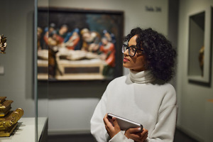 Kuratorin geht durch eine Ausstellung Kuratorin geht durch eine Ausstellung