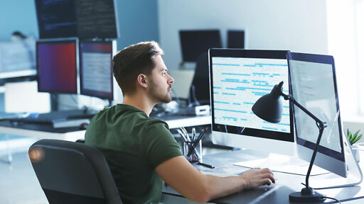 Bioninformatik Studium – Student wertet biologische Daten am PC aus Bioninformatik Studium – Student wertet biologische Daten am PC aus