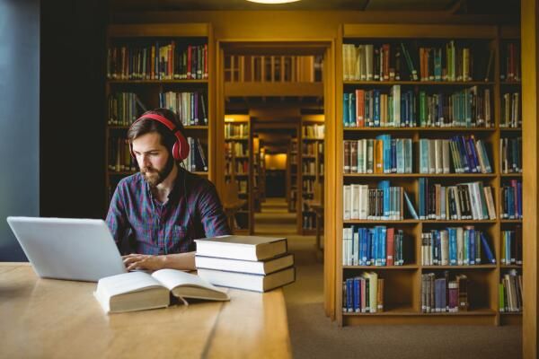 Student schreibt seine Hausarbeit in der Bibliothek