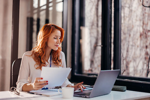 Frau arbeitet im Bereich Risk and Insurance Frau arbeitet im Bereich Risk and Insurance