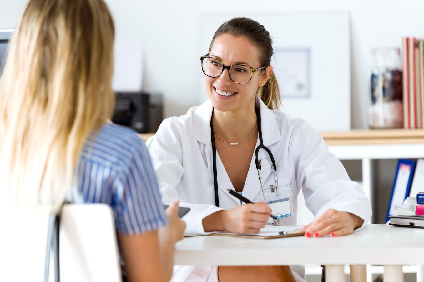 Akademikerin – Ärztin unterhält sich mit Patientin