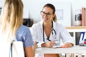 Akademikerin – Ärztin unterhält sich mit Patientin Akademikerin – Ärztin unterhält sich mit Patientin