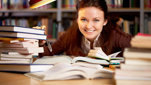 Studentin lernt für ihr Buchwissenschaft Studium Studentin lernt für ihr Buchwissenschaft Studium