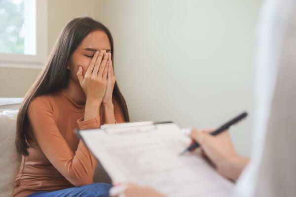 Psychiaterin fu¨hrt Einzeltherapie durch