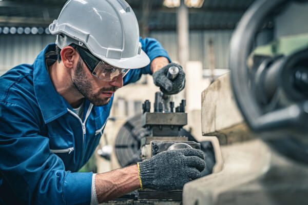 Industriemechaniker arbeitet an Maschine