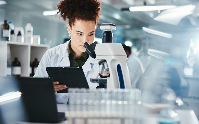 Experiment als Methodik – Studentin arbeitet an Mikroskop Experiment als Methodik – Studentin arbeitet an Mikroskop