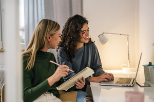 Zwei Studentinnen melden ihren Zweitwohnsitz an Zwei Studentinnen melden ihren Zweitwohnsitz an