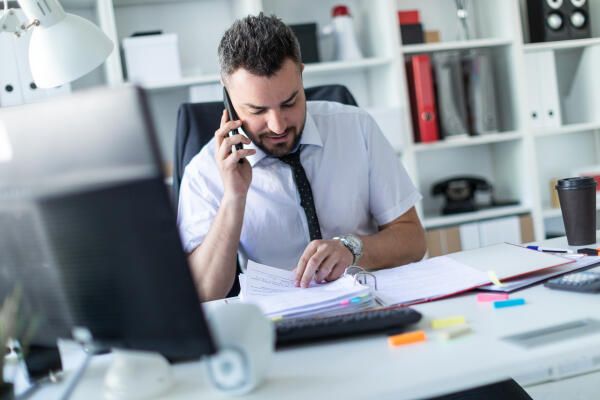 Beamter Steuerverwaltung telefoniert
