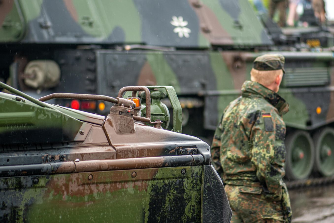 Ausbildung bei der Bundeswehr – Soldat neben Panzer
