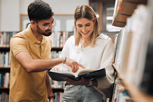 Bachelorarbeit in einer Woche – Student liest Korrektur Bachelorarbeit in einer Woche – Student liest Korrektur
