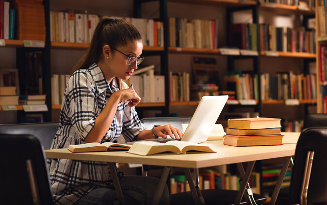 Studienga¨nge mit Geschichte – Studentin lernt fu¨r eine Geschichtsklausur Studienga¨nge mit Geschichte – Studentin lernt fu¨r eine Geschichtsklausur