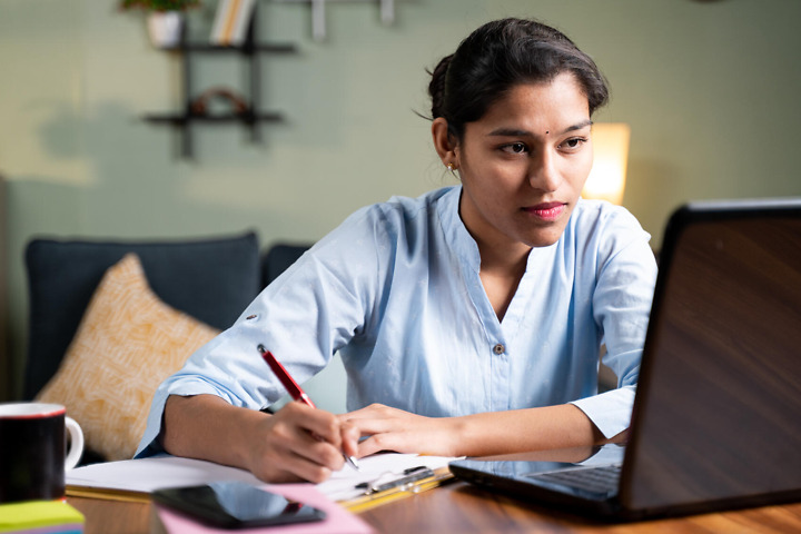 Studentin nimmt an Bachelorarbeit Umfrage teil