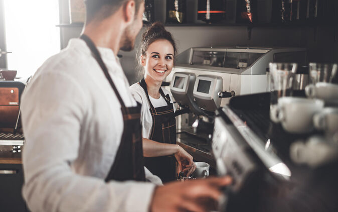 Arbeiten als Student – Studentin arbeitet in der Gastronomie in Form eines Minijobs Arbeiten als Student – Studentin arbeitet in der Gastronomie in Form eines Minijobs