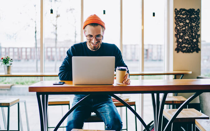Student schreibt für sein Auslandssemester eine Bewerbung am Laptop Student schreibt fuer sein Auslandssemester eine Bewerbung am Laptop