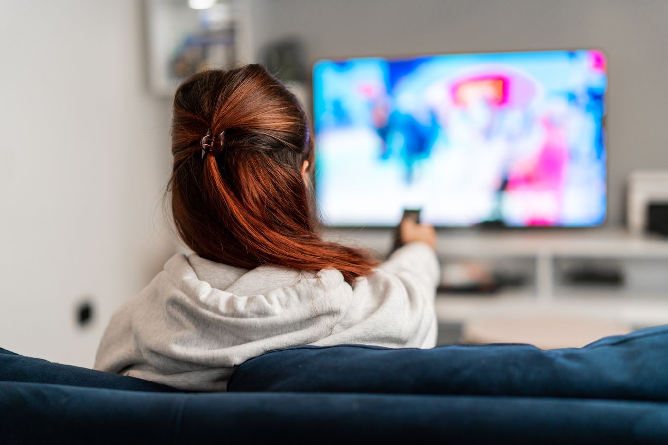 Mädchen vor Fernseher