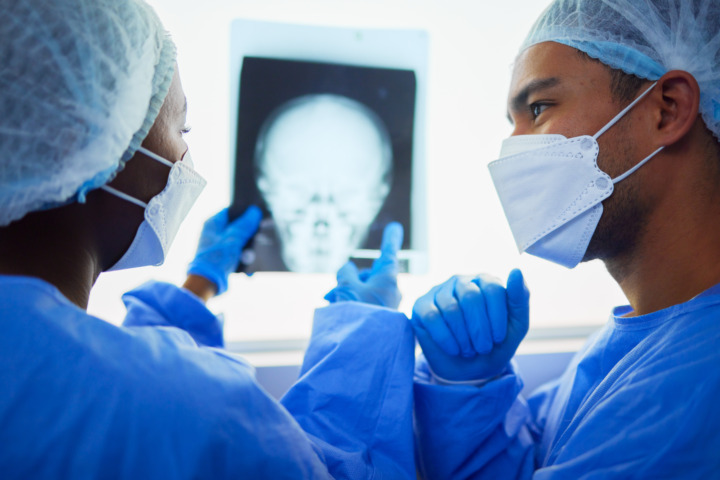 Neurochirurgen besprechen Röntgenaufnahme