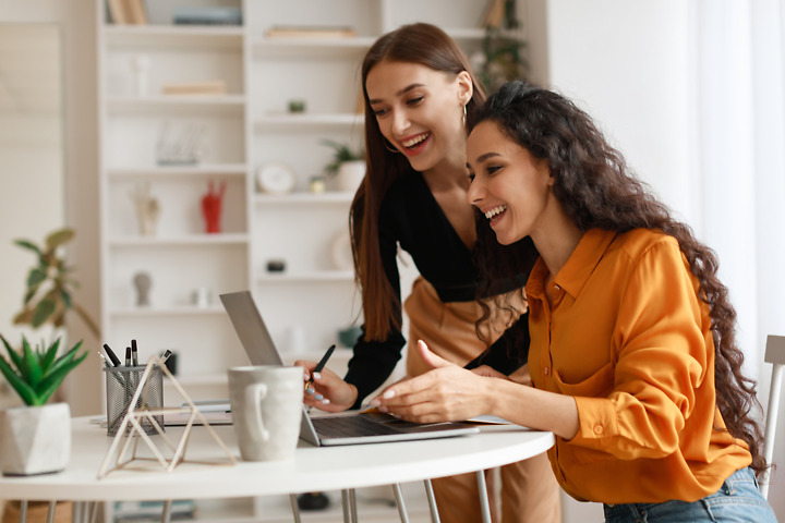 Studentinnen besprechen Bachelorarbeit Gliederung