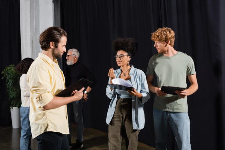 Sprecherzieherin übt mit Schauspielern