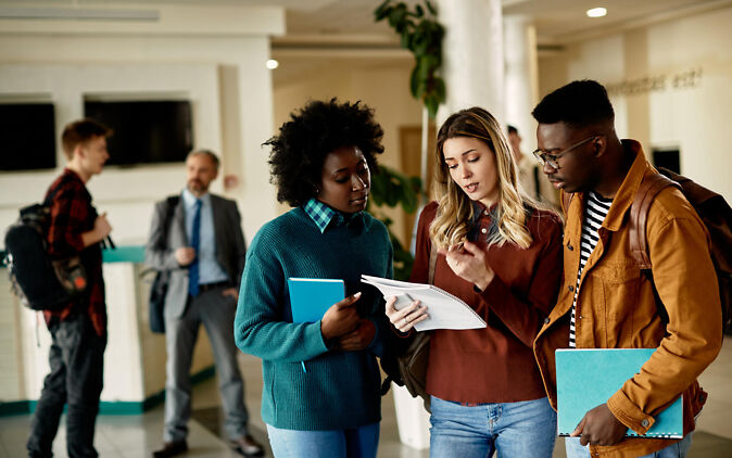 Studierende informieren sich über die Auslandssemester Kosten Studierende informieren sich ueber die Auslandssemester Kosten