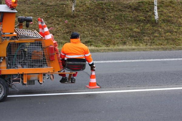 Umwelttechnologe für Rohrleitungsnetze und Industrieanlagen sperrt Straße