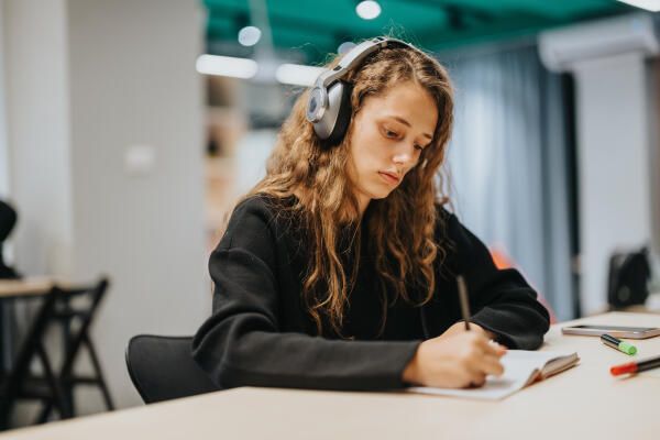 Studentin arbeitet an Interview-Transkription