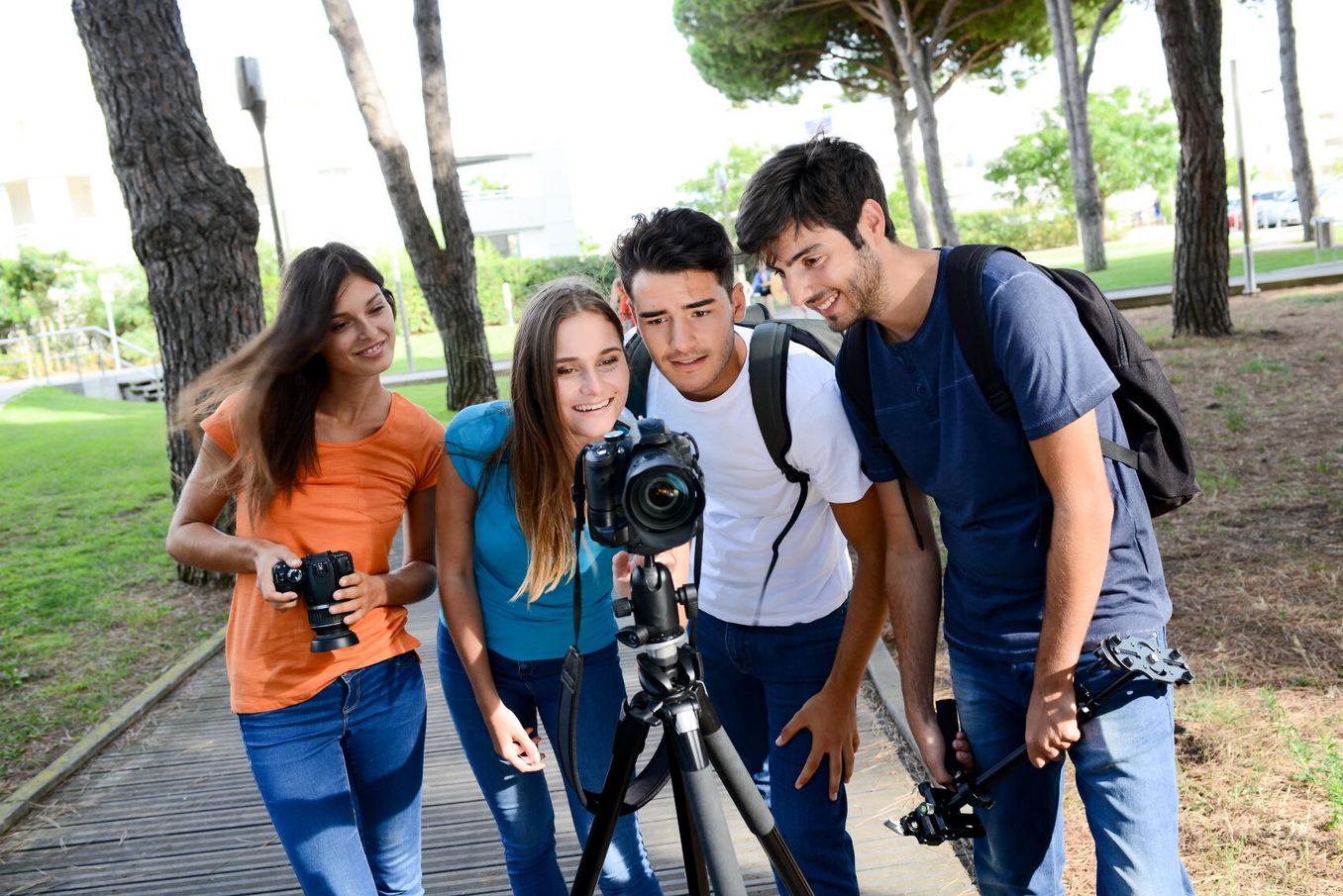 Schueler lernen den Umgang mit der Kamera im Schuelerpraktikum Fotografie