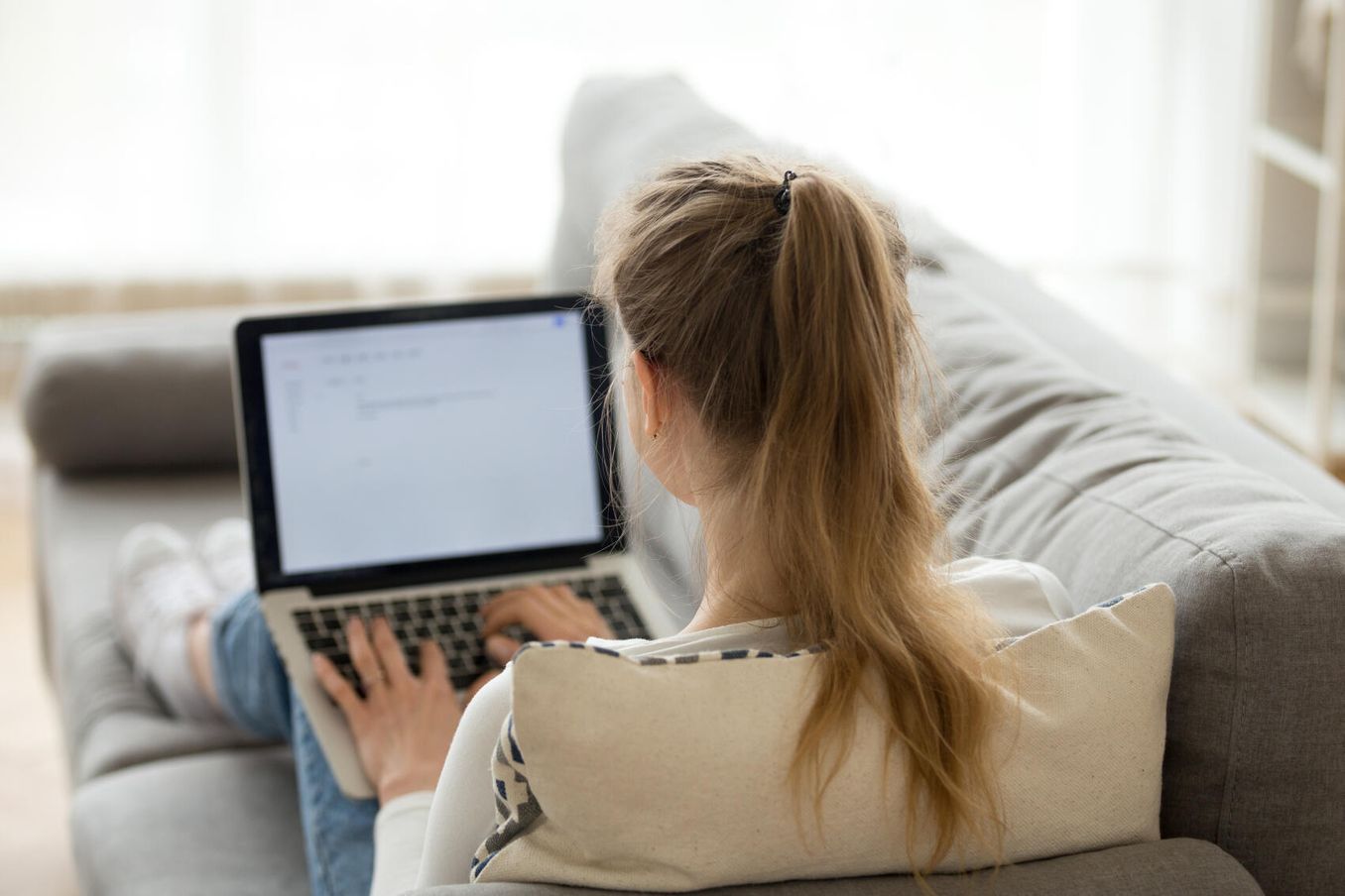 Schuelerin arbeitet an ihrem Facharbeit Literaturverzeichnis am Laptop