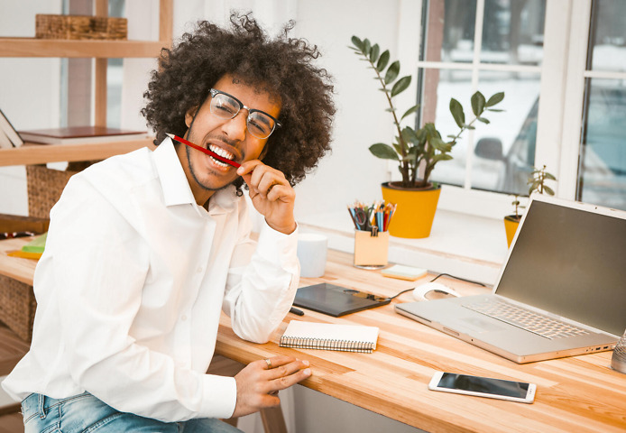 Student tut sich schwer, die richtigen Worte fu¨r sein Bachelorarbeit Vorwort zu finden
