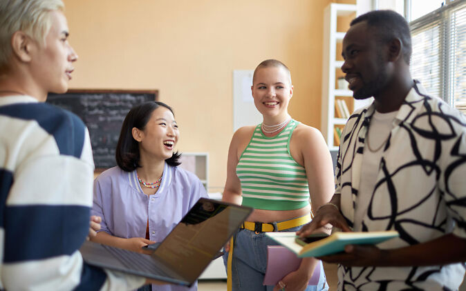 Kommilitonen lachen miteinander Kommilitonen lachen miteinander