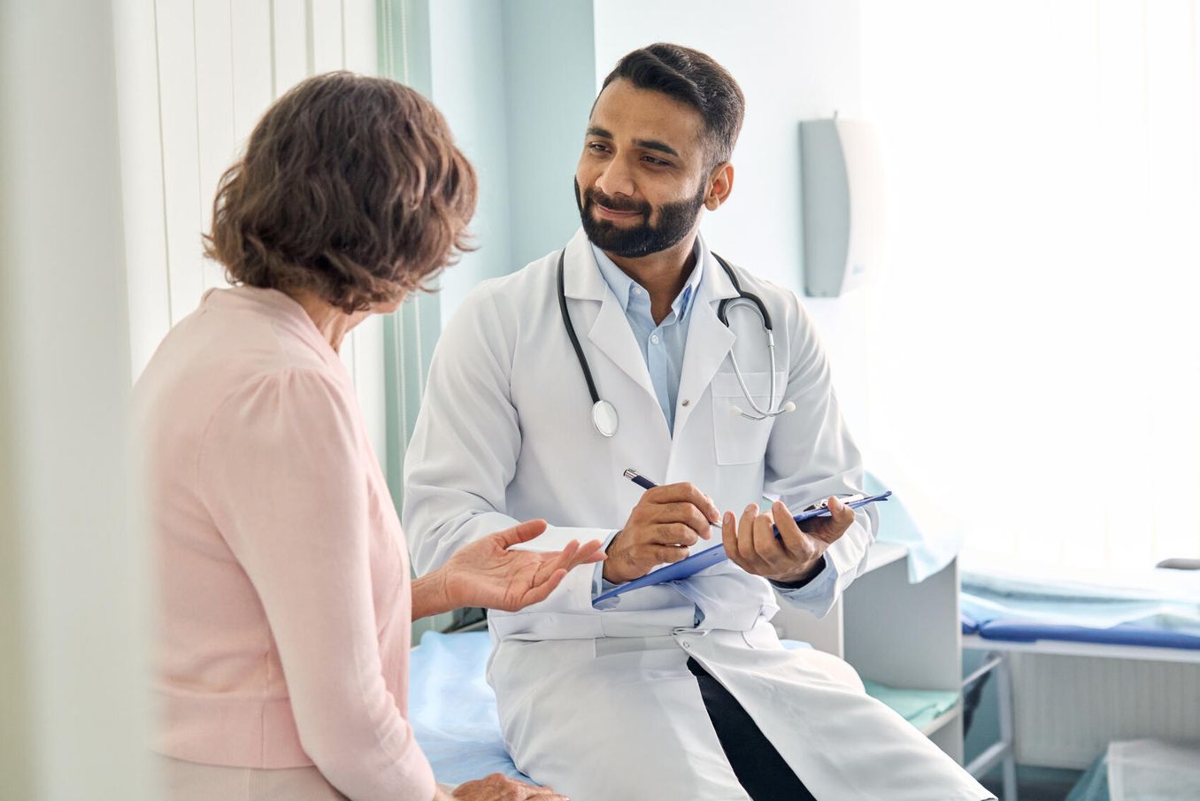 Diabetologe behandelt eine Patientin