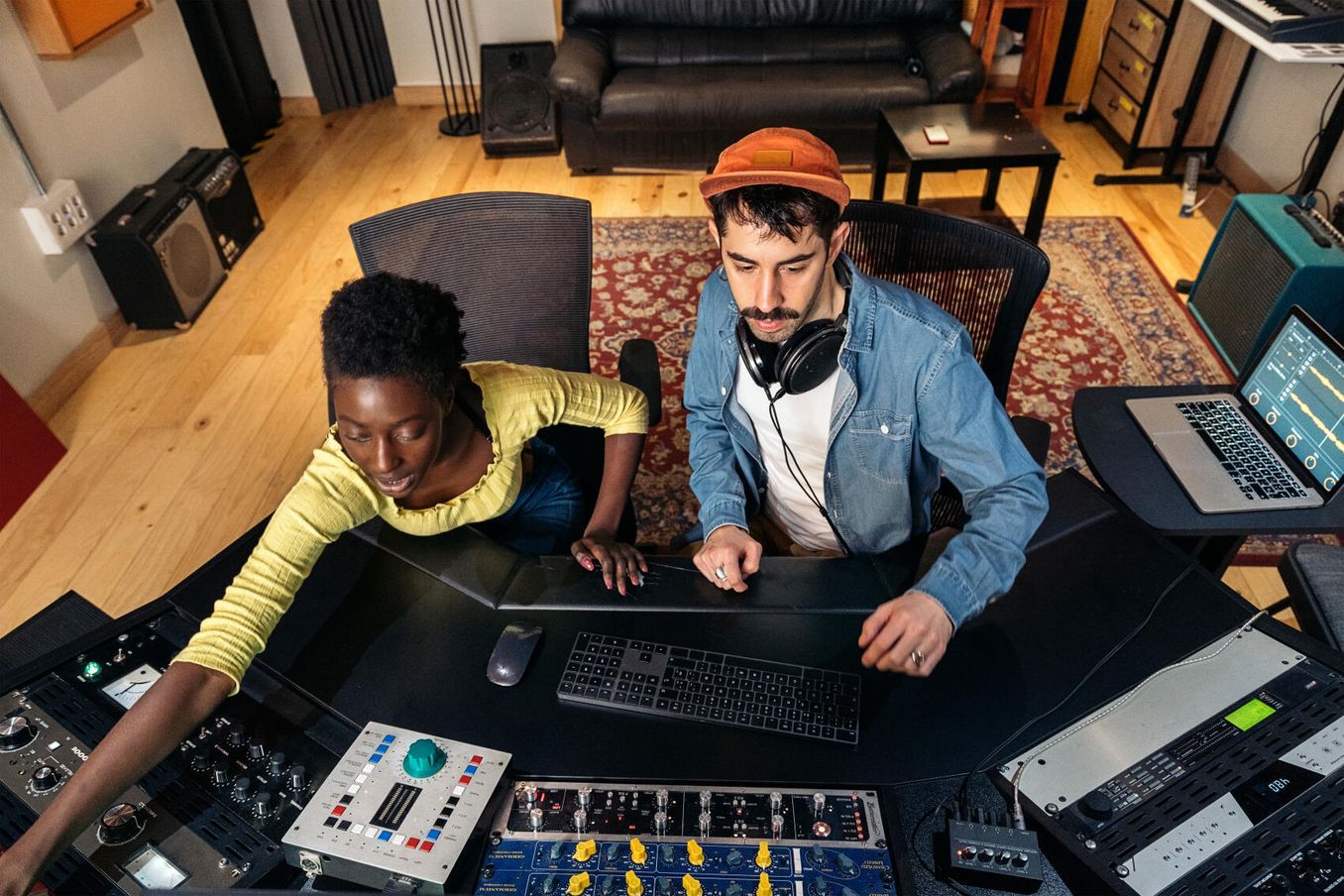 Berufe mit Musik – Mann und Frau im Tonstudio