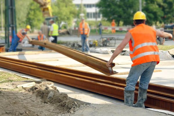 Gleisbauer setzen neue Schiene ein.jpeg