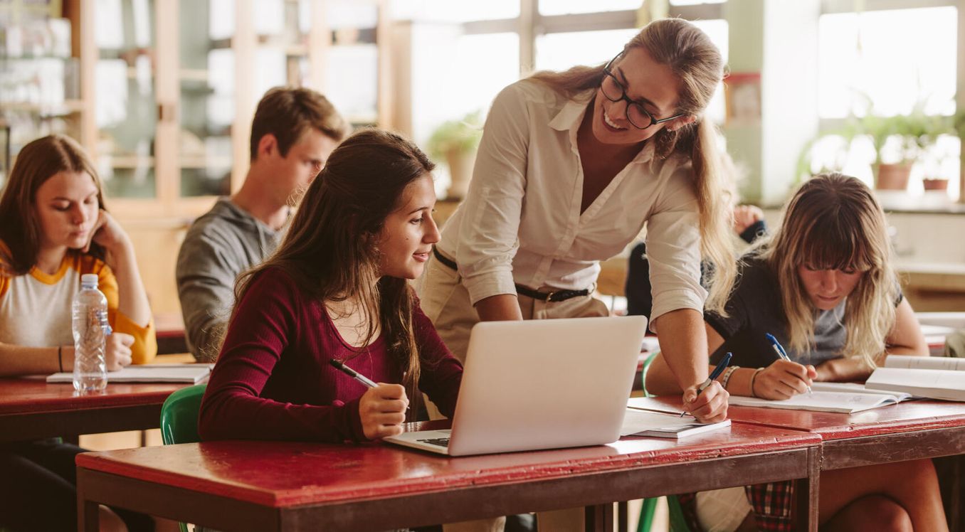 Deutsch als Fremdsprache Studium – Lehrerin unterrichtet Kinder