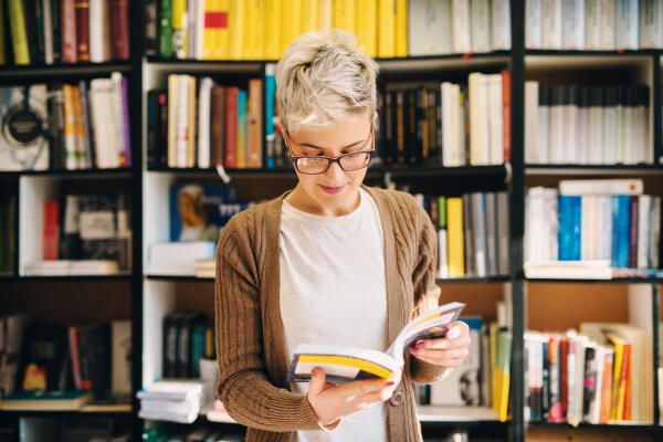 Literaturarbeit – Studentin geht Literatur durch