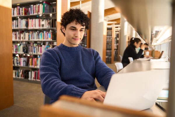 Student arbeitet an quantitativer Inhaltsanalyse