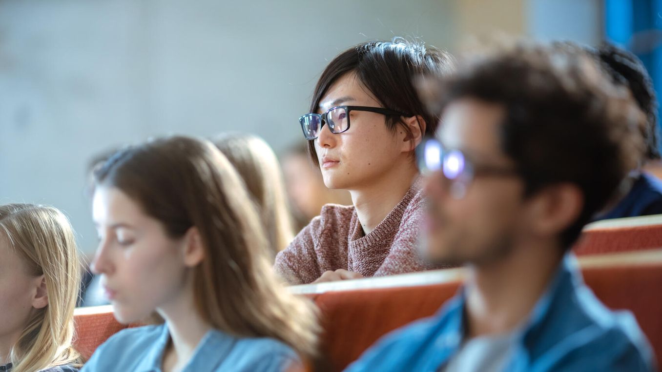 Studierende sitzen im Vollzeitstudium oft einige Stunden die Woche in Vorlesungen