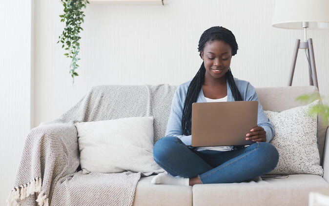 Bachelorarbeit Beispiele Bachelorarbeit Beispiele am Laptop heraussuchen