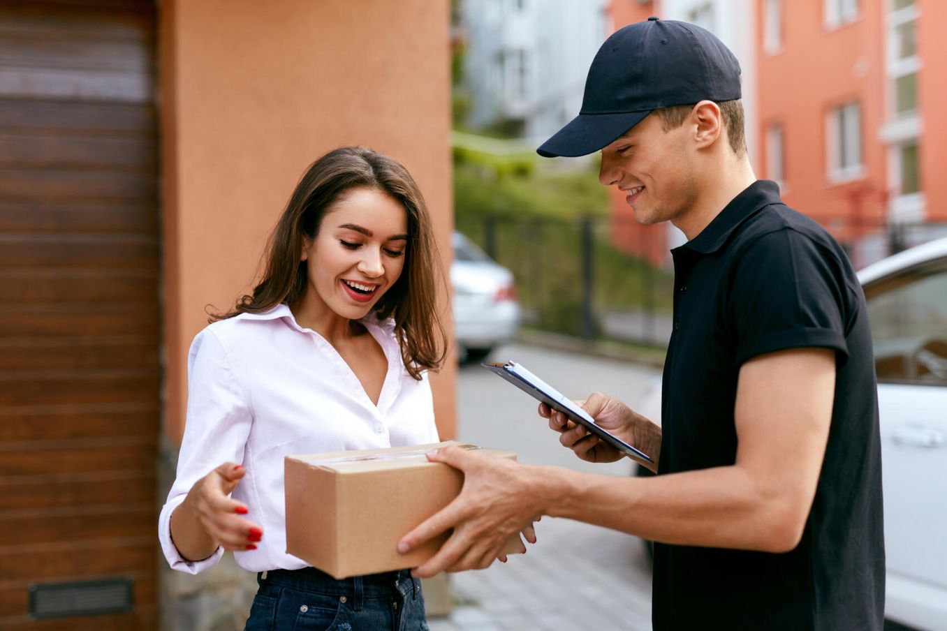 Paketzusteller liefert Paket an Frau aus