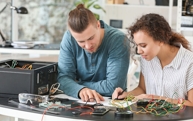 Studenten im Elektrotechnik Studium arbeiten an Projekt Studenten im Elektrotechnik Studium arbeiten an Projekt