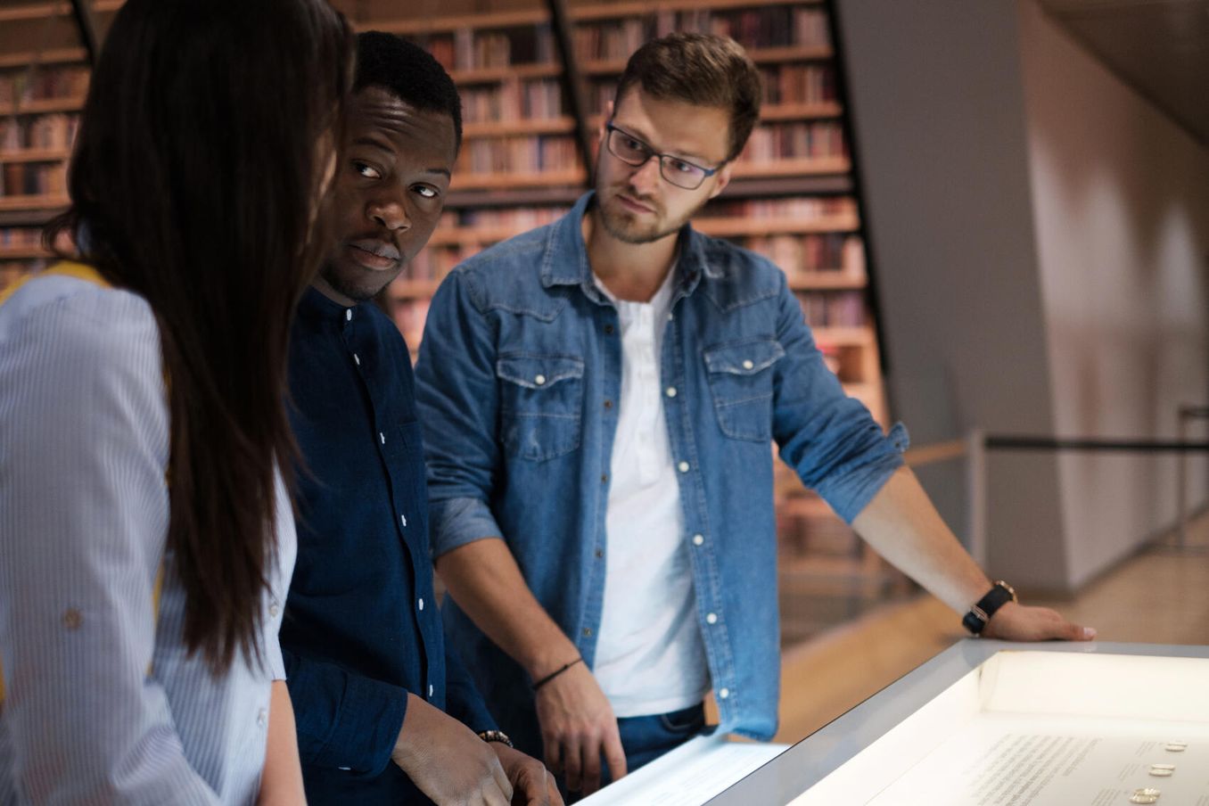 Studierende der Kunstgeschichte besprechen ein ausgestelltes Objekt