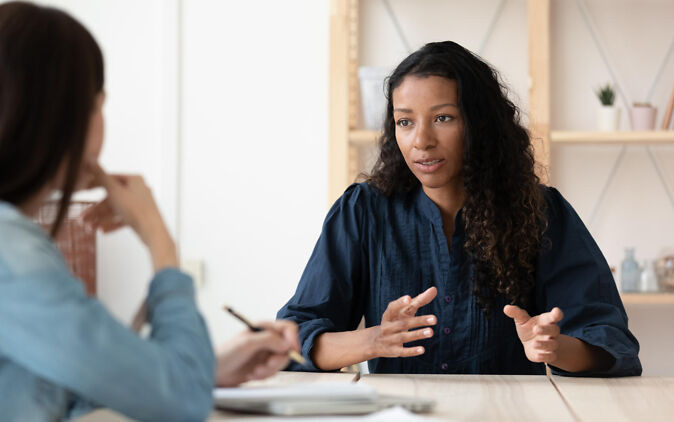 Studentin erläutert die Forschungsfrage ihrer Bachelorarbeit Studentin erläutert die Forschungsfrage ihrer Bachelorarbeit
