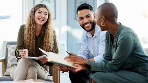 Duales Studium Medienmanagement – 3 Personen unterhalten sich Duales Studium Medienmanagement – 3 Personen unterhalten sich