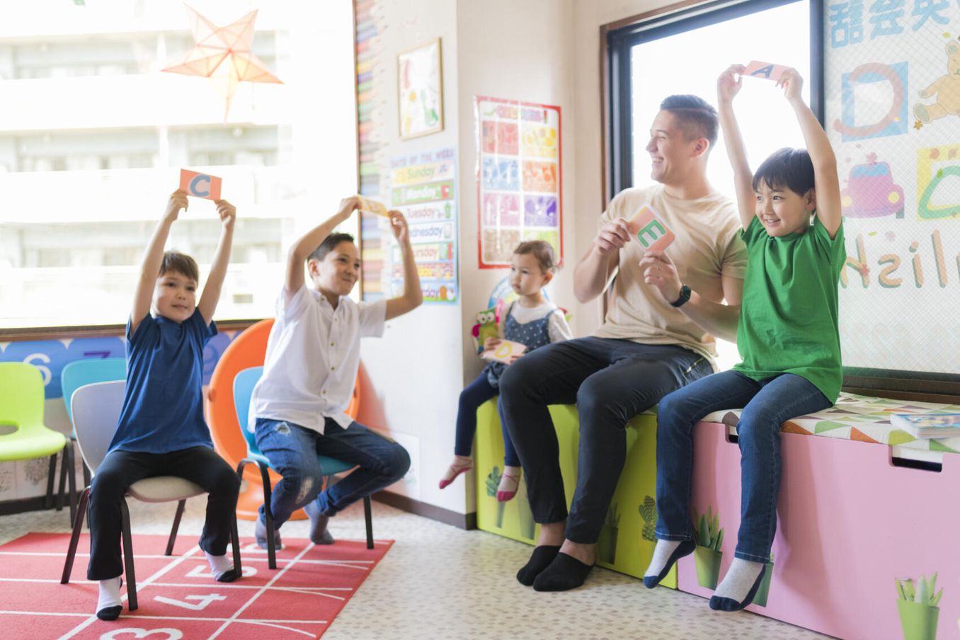 Schueler macht sein Sozialpraktikum im Kindergarten