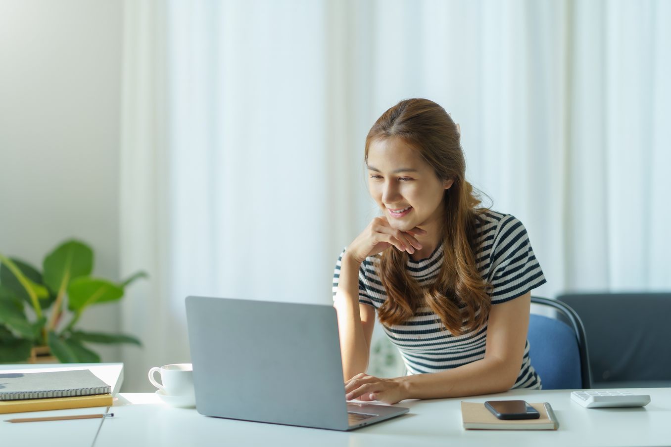 Studentin sitzt an Laptop