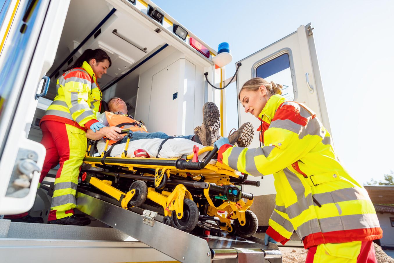 Notfallsanitaeter Rettungsassistent verpflegt Patienten am Unfallort