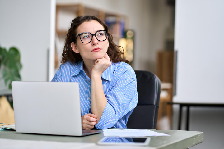 Studentin denkt u¨ber die Problemstellung ihrer Bachelorarbeit nach